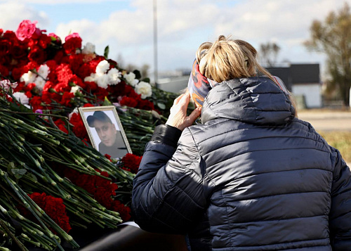 Общее горе: мемориал в Копейске засыпали цветами в память о погибших при взрыве