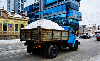 194 машины и 185 рабочих: коммунальщики Челябинска усиливают уборку снега