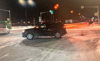 Две девочки попали под колеса Nissan возле огромной школы в Челябинске