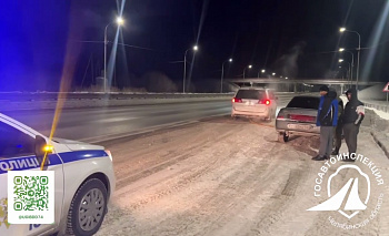 ВАЗ с двумя пассажирами сломался в мороз на трассе в Челябинской области