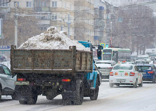 На уборку снега в Челябинске вывели 516 рабочих и 258 спецмашин