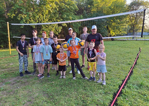 Челябинские заводчане сделали спортплощадку для детей из социального центра