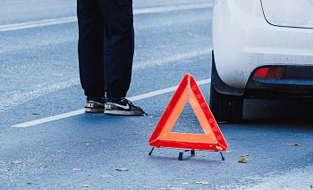 Челябинец на ВАЗе влетел в дерево при побеге от ДПС и чуть не убил ребенка