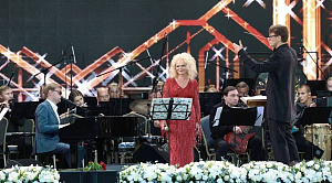 Лариса Долина выступила под открытым небом в Челябинске