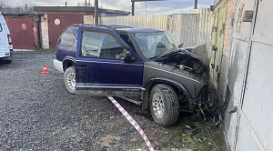  В Миассе водитель смял Chevrolet о гаражный бокс и погубил пассажира