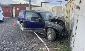  В Миассе водитель смял Chevrolet о гаражный бокс и погубил пассажира