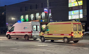 Nissan и реанимобиль столкнулись на перекрестке в Челябинске