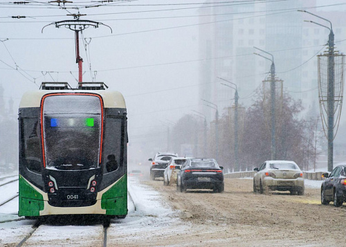 Движение трамваев в Челябинске закрыли из-за автовоза на путях