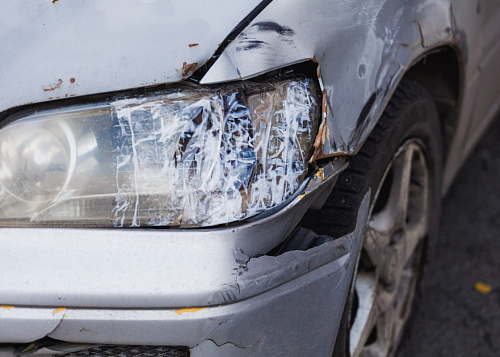 Пьяный водитель при бегстве от ДПС повредил два автомобиля в Челябинске