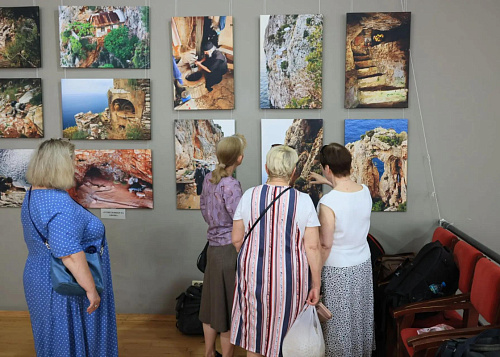 В Челябинск привезли фотолетопись русского монашества: автор лично открыл выставку
