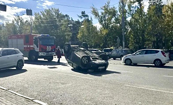 В центре Челябинска перевернулась машина