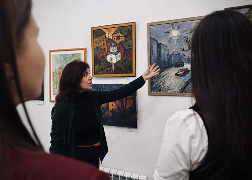 Город глазами влюбленного художника: в Челябинске открылась новая выставка