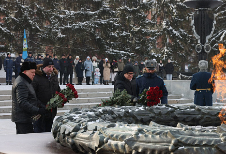 Губернатор Алексей Текслер возложил цветы к Вечному огню в Челябинске