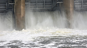 Алексей Текслер проверил течение воды на Шершневской плотине перед паводком