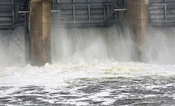 Алексей Текслер проверил течение воды на Шершневской плотине перед паводком