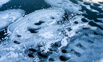 Лыжник провалился под лед на Тургояке и погиб 