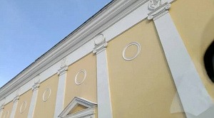 После огласки ледяные глыбы убрали с крыши филармонии в центре Челябинска