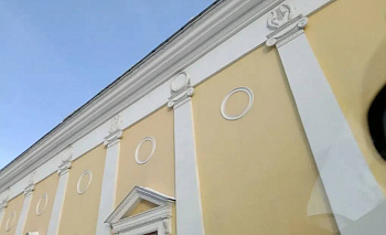 После огласки ледяные глыбы убрали с крыши филармонии в центре Челябинска