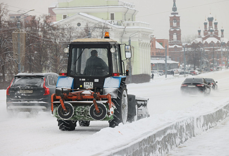 Челябинск очищают от снега: за сутки выпала почти месячная норма осадков