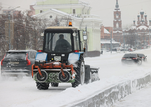 Челябинск очищают от снега: за сутки выпала почти месячная норма осадков