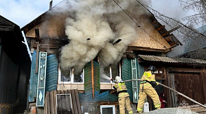 Больше 10 огнеборцев отбивали от огня жилой дом в Кыштыме