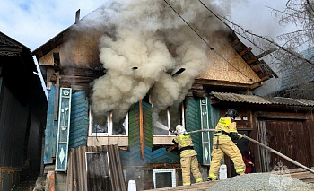 Больше 10 огнеборцев отбивали от огня жилой дом в Кыштыме
