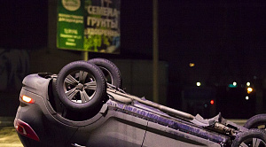 В Челябинске легковушка после ДТП застряла на ограждении