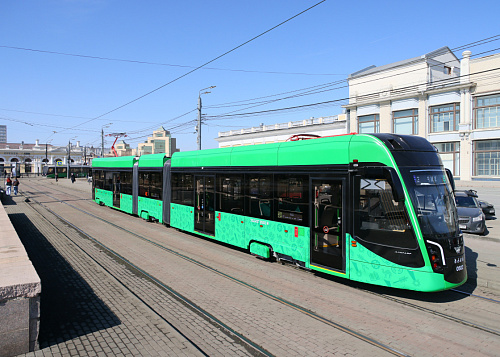 «Роскошь, просто роскошь»: мы прокатились на челябинском трёхсекционном трамвае