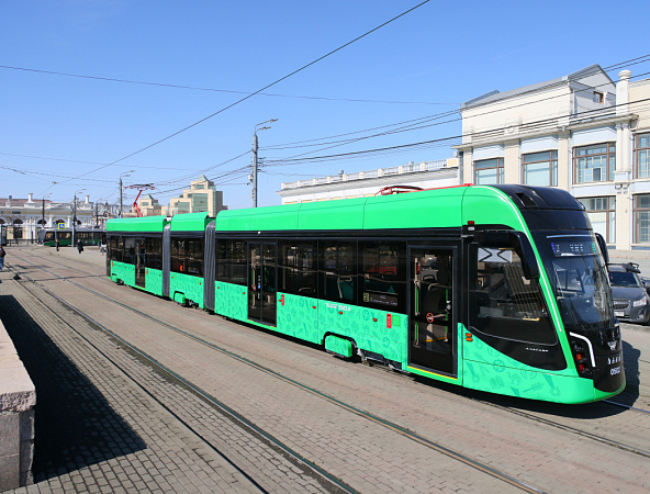 «Роскошь, просто роскошь»: мы прокатились на челябинском трёхсекционном трамвае