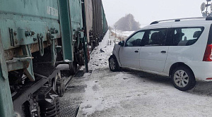 Автомобиль столкнулся с поездом на переезде в Челябинской области