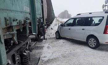 Автомобиль столкнулся с поездом на переезде в Челябинской области