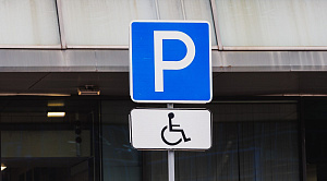 В центре Челябинска «Камри» с блатными номерами встала на тротуаре