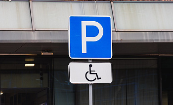 В центре Челябинска «Камри» с блатными номерами встала на тротуаре