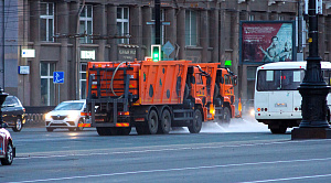 На дороги Челябинска вывели поливомоечные машины