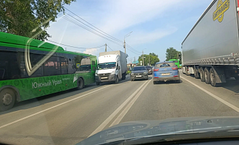 Автобус и Газель устроили пробку на проспекте Победы в Челябинске