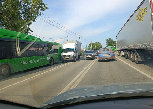 Автобус и Газель устроили пробку на проспекте Победы в Челябинске
