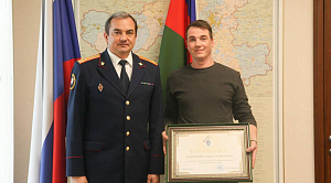 В Челябинске наградили мужчину, спасшего ребенка от неадеквата с ножом