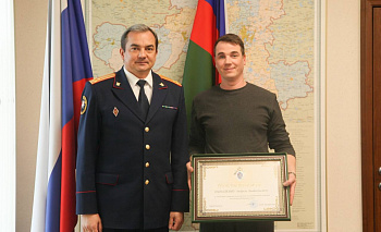 В Челябинске наградили мужчину, спасшего ребенка от неадеквата с ножом