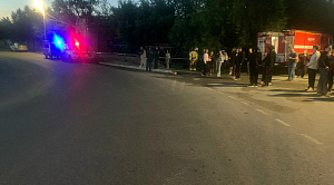 В Миассе автомобиль с подростком в салоне снес забор и опрокинулся в реку 