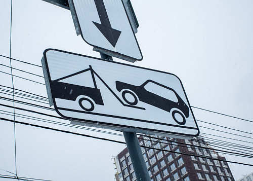 Возле ресторана в центре Челябинска запретили оставлять машины