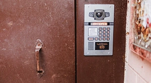 В Каслях женщина-сталкер полгода следила за знакомым через камеры домофонов