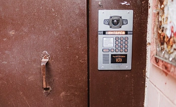 В Каслях женщина-сталкер полгода следила за знакомым через камеры домофонов