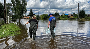 Волонтеры помогают жителям подтопленных домов в Верхнем Уфалее