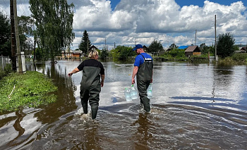 Волонтеры помогают жителям подтопленных домов в Верхнем Уфалее