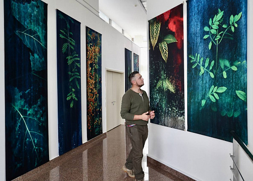 Микромир в трехметровых фотографиях: в Челябинске открылась необычная выставка