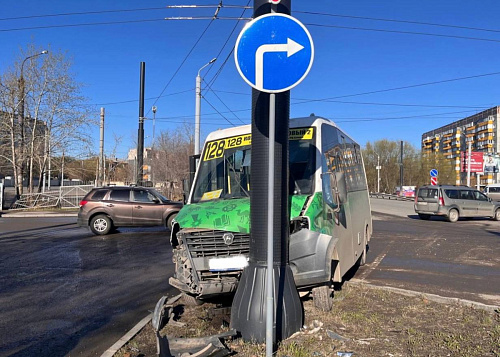 Следователи разбираются в ДТП с маршруткой и столбом в Челябинске
