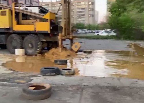 Дороги возле автомойки в Челябинске залило грязью и глиной
