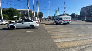 Два человека пострадали при столкновении скорой и легковушки в Магнитогорске