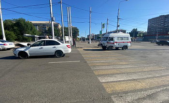 Два человека пострадали при столкновении скорой и легковушки в Магнитогорске