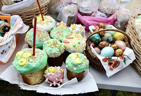 Парад куличей: какую снедь челябинцы принесли в храмы для освящения